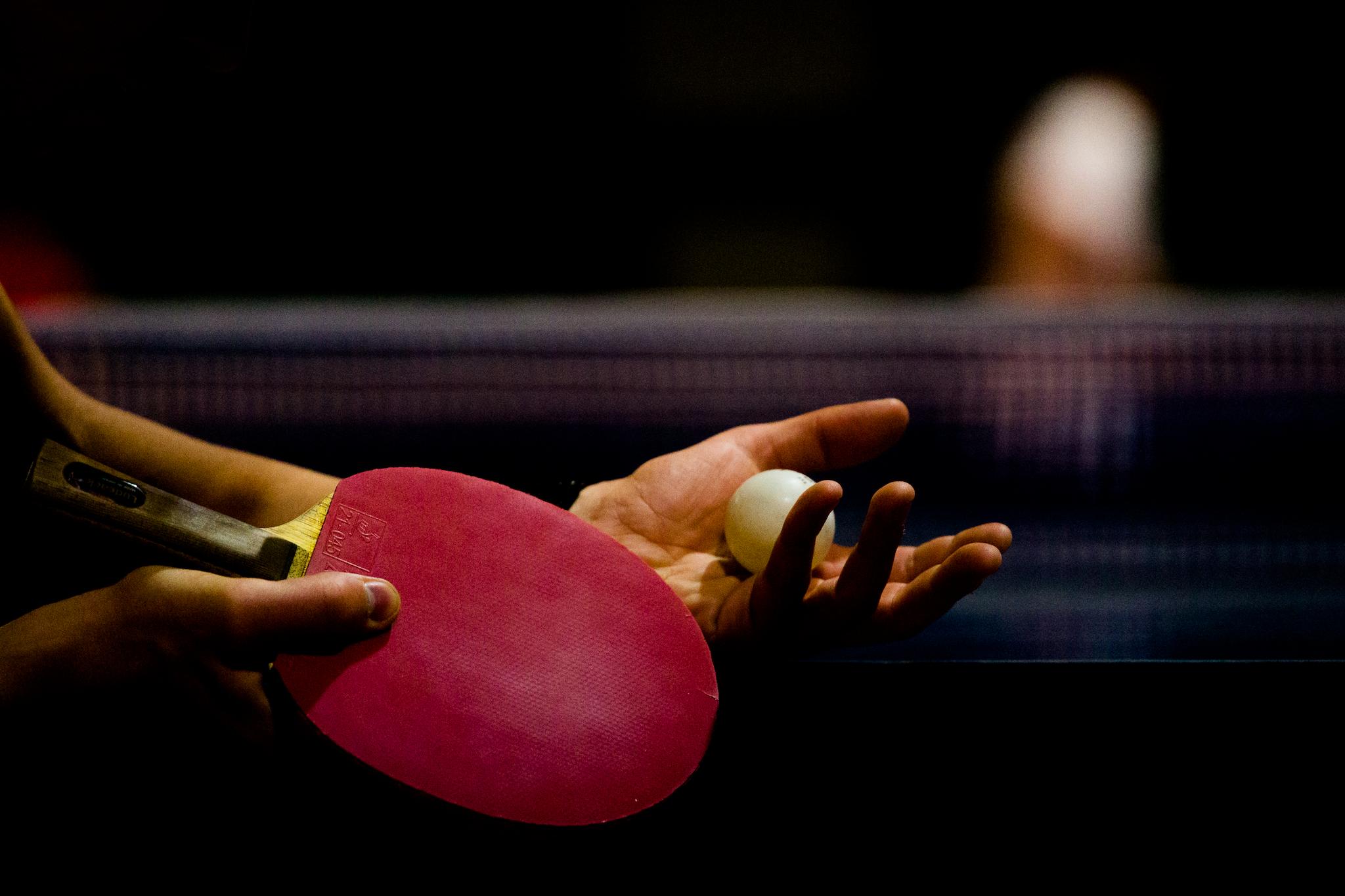 azione sul campo di tennis racchetta in mano